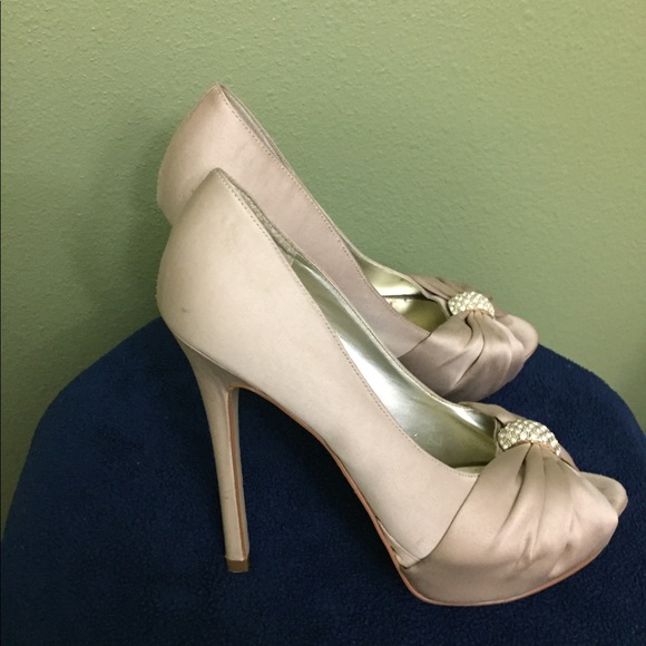 Guess Champagne Peep Toe Pumps 6.5 - Picture 2 of 5